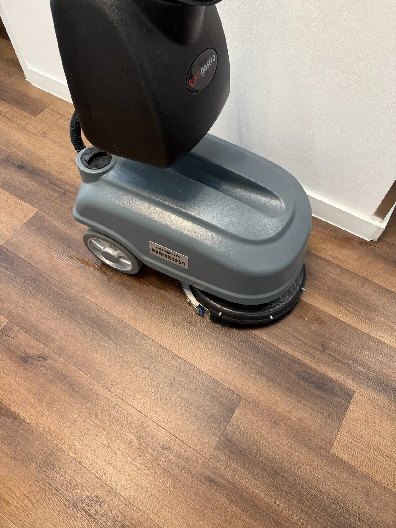 Bodenreinigungsmaschine im Einsatz auf einem Holzoptikboden